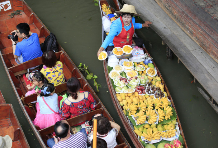 Auf den Wasserkanälen locken die Floating Markets nicht nur Touristen, sondern ebenso Einheimische an. Foto: epa/Barbara Walton