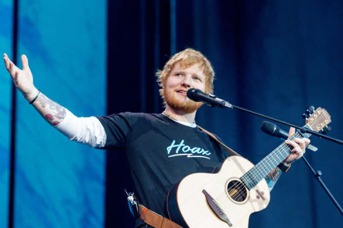 Der britische Sänger Ed Sheeran gibt ein Konzert im Wanda Metropolitano Stadion. Ed Sheerans Erfolgsgeschichte ist ein fast unglaubliches Pop-Märchen. Foto: Ricardo Rubio/Europa Press/dpa