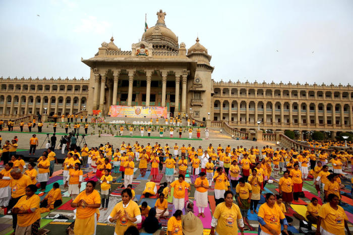 Yoga-Enthusiasten halten 108 Sonnengrüße oder Suryanamaskar am Rathasapthami-Tag ab, um den Sonnengott Surya vor dem Vidhana Soudha, dem Sitz der staatlichen Legislative von Karnataka in Bangalore, zu verehren. Foto: epa/Jagadeesh Nv