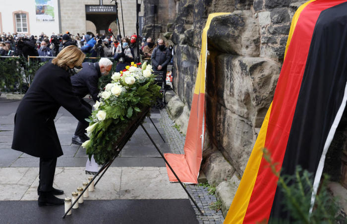 Die rheinland-pfälzische Ministerpräsidentin Malu Dreyer legt nach dem tödlichen Vorfall an der Porta Nigra in Trier einen Kranz nieder. Foto: epa/Ronald Wittek