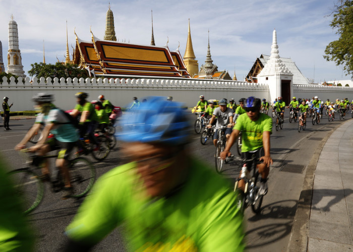 Am Autofreien Tag am 22. September werden in Bangkok wieder Radtouren durch die Stadt organisiert. Foto: epa/Narong Sangnak