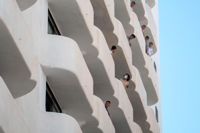 Jungen Männer reagieren von ihrem Balkon in Palma Bellver in Palma de Mallorca. Foto: epa/Cati Cladera