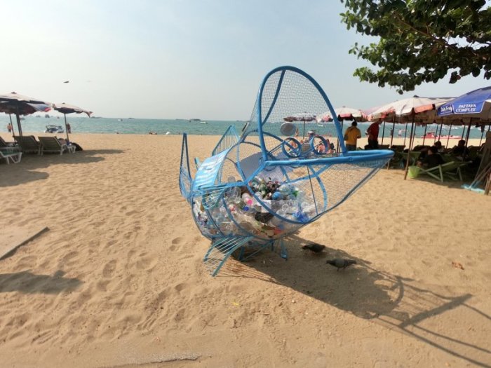 Am Strand an der Beach Road werden leere Getränkebehältnisse in Fisch-Skulpturen gesammelt. Foto: PR Pattaya 