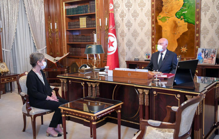 Tunesiens Präsident Kais Saied (R) bei einem Treffen mit der neu ernannten Premierministerin Najla Bouden Romdhane im Präsidentenpalast von Karthago in Tunis. Foto: epa/PrÄsidentschaft Tunesien Handout