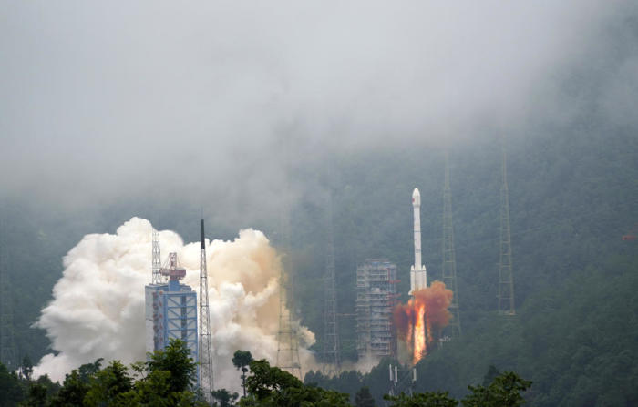 Eine lange March-3B-Trägerrakete, die den letzten Satelliten des BeiDou-3-Navigationssatellitensystems trägt, startet von einer Anlage in Xichang in der Provinz Sichuan. Foto: epa/Huai Yu
