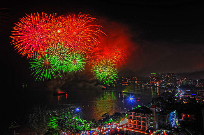 Pyrotechnikerteams aus vier Ländern werden den Himmel über Pattaya in ein gigantisches Lichtermeer verwandeln. 