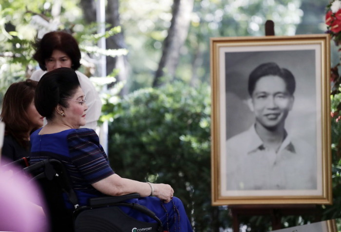 Die ehemalige First Lady Imelda Marcos besucht am Nationalheldentag das Grab des ehemaligen Mächtigen Ferdinand Marcos. Foto: epa/Francis R. Malasig