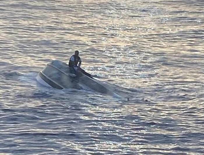 Die US Küstenwache sucht vor der Küste von Fort Pierce Inlet nach 39 vermissten Personen. Foto: epa/Us Coast Guard Handout