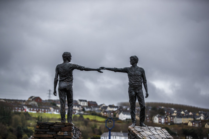 Blick auf die Skulptur «Hands Across the Divide» in der Grenzstadt Derry. Foto: Han Yan/Xinhua/dpa