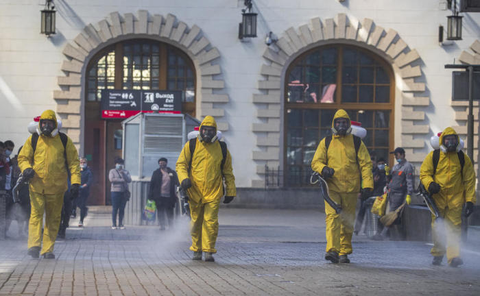 Mitarbeiter des russischen Ministeriums für Notsituationen desinfizieren den Kazansky-Bahnhof in Moskau. Foto: epa/Sergei Ilnitsky