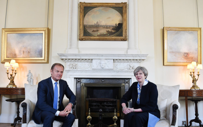 EU-Ratspräsident Donald Tusk (l.) und Premierministerin Theresa May. Foto: epa/Andy Rain