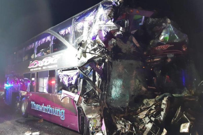 Der Reisebus wurde bei dem Unfall stark beschädigt. Foto: Daily News