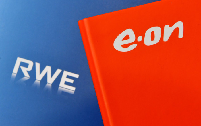 Die Logos der deutschen Energieversorger RWE und EON. Foto: epa/Sascha Steinbach