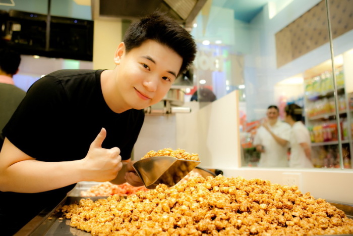Der junge Geschäftsmann Ittipat „Tob“ Peeradechapan, Erfinder des populären „Tao-Kae-Noi“-Meeresalgen-Snacks, hat im Terminal 21 seine erste „Tob Corn“-Filiale eröffnet.