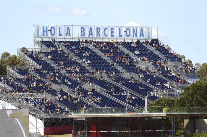 Zuschauer besuchen die erste Trainingseinheit des Grossen Preises von Spanien in der Formel 1 auf dem Circuit de Barcelona-Catalunya in Montmelo, in der Nähe von Barcelona Foto: epa/Alejandro Garcia