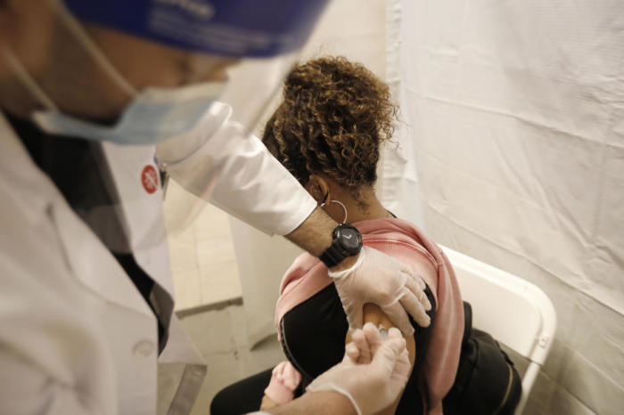 Normala Rosales Luna (R) erhält eine COVID-19-Impfung am Grand Central Terminal in New York. Foto: epa/Peter Foley