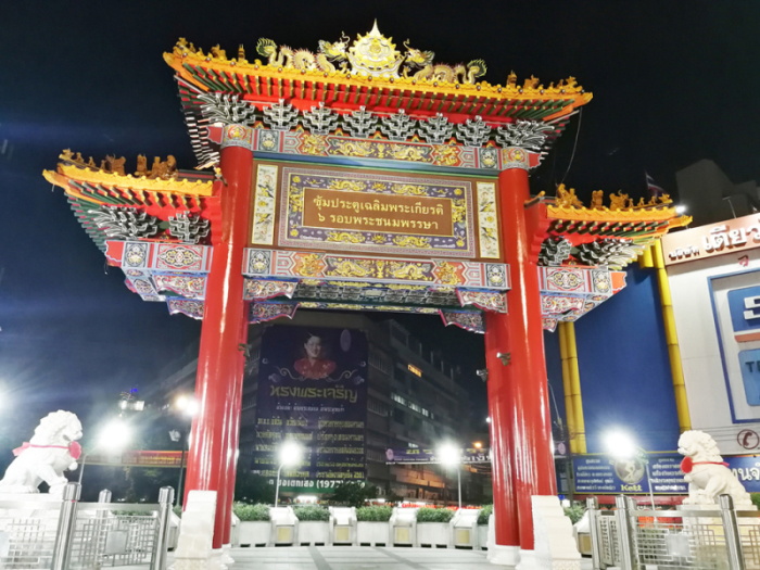 Das große Tor markiert den Eingang nach Chinatown. Es heißt auch „Odeon Gate“, wie das nahegelegene Kino.  Fotos: Paulus
