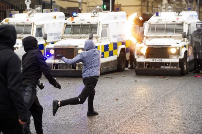 Eine Gesamtansicht von nationalistischen Jugendlichen, die auf der Springfield Road in West-Belfast in Nordirland mit der Polizei zusammenstoßen. Foto: epa/Mark Marlow