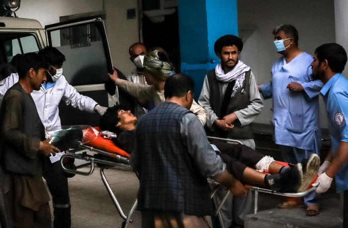 Rettungskräfte bei der Bergung der Veletzten. Foto: epa/Hedayatullah Amid