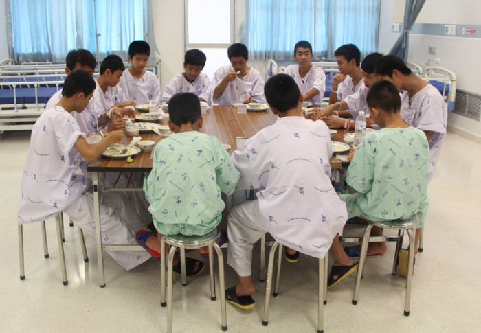 Die geretteten Jugendlichen im Krankenhaus in Chiang Rai. Foto: epa/Public Health Ministry