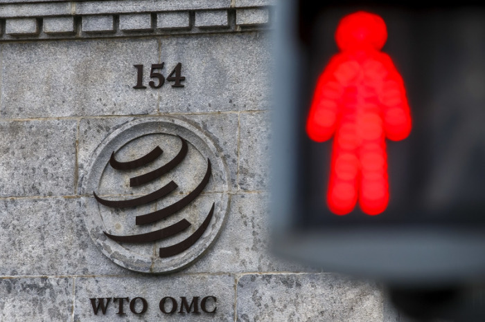 Das Logo der Welthandelsorganisation (WTO) ziert eine Säule am Hauptsitz der Organisation. Foto: Salvatore Di Nolfi/Keystone/dpa