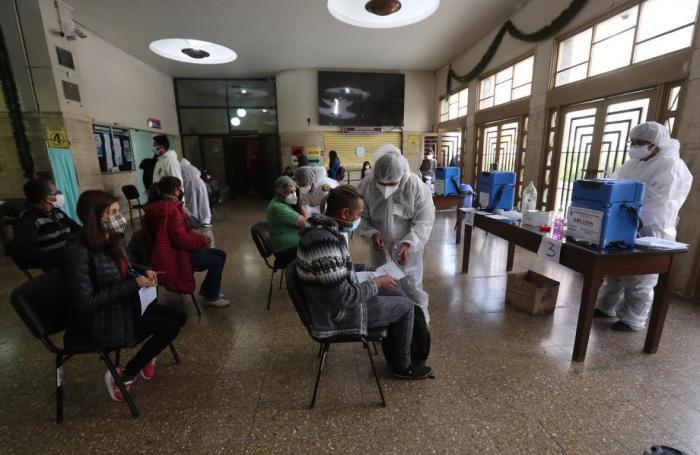 Einige Menschen warten während eines Impftages in La Paz auf den Covid-19-Impfstoff. Foto: epa/Martin Alipaz