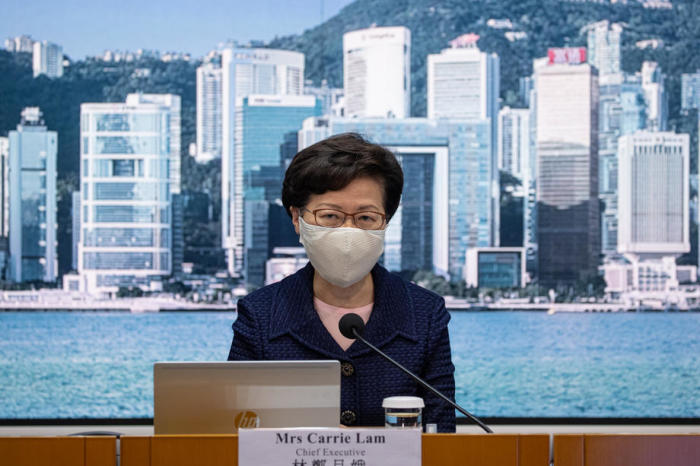 Carrie Lam, Chief Executive von Hongkong, spricht während einer Pressekonferenz und kündigte die Verschiebung der für den 6. September angesetzten Parlamentswahl an. Foto: epa/Jerome Favre