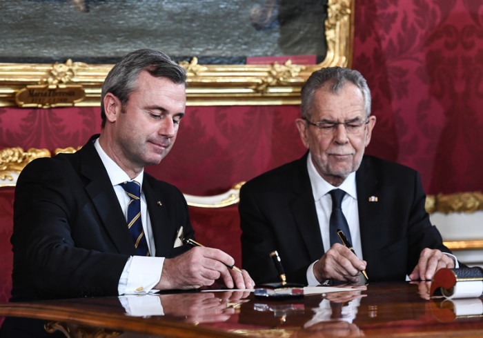 Der damalige FPÖ-Kandidat Hofer (l.) und der jetzige Bundespräsident Alexander van der Bellen (r.). Foto: epa/Christian Bruna