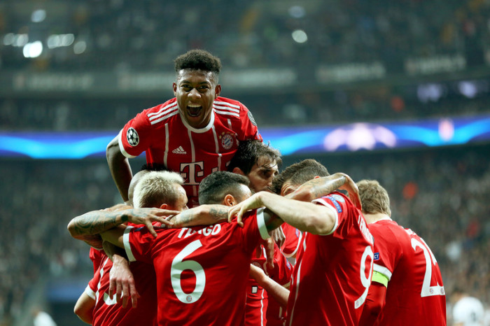 FC Bayern München feiert mit seinen Teamkollegen nach der 1: 0-Führung im Achtelfinale der UEFA Champions League. Foto: epa/Erdem Sahin