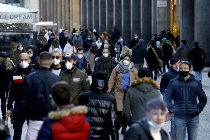 Im Zentrum von Mailand gehen Menschen während der zweiten Welle der Covid-19-Coronavirus-Pandemie in Italien ihrem täglichen Leben nach. Foto: epa/Mourad Balti Touati