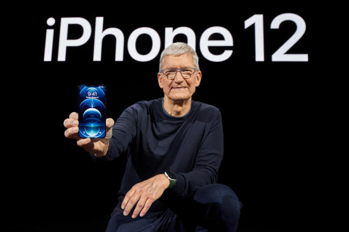 Von Apple veröffentlichtes Handout-Bild, auf dem Apple-CEO Tim Cook das brandneue iPhone 12 Pro vorstellt. Foto: epa/Brooks Kraft / Apple Inc. / Ho