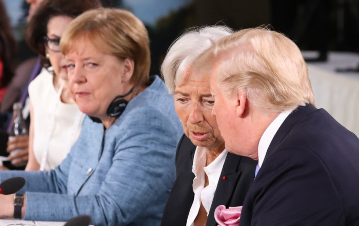 S Präsident Donald J. Trump (r.) spricht mit Christine Lagarde (M.), Direktorin des Internationalen Währungsfonds, unter der Leitung von Bundeskanzlerin Angela Merkel (l.). Foto: epa/Ludovic Marin
