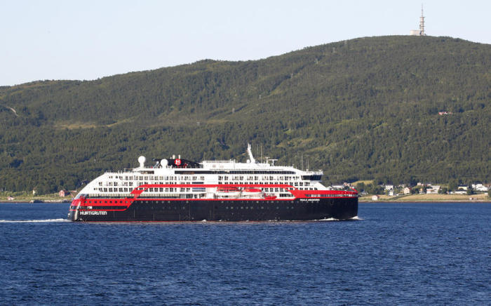 Die Roald Amundsen verlässt den Hafen von Tromso. Foto: epa/Terje Pedersen