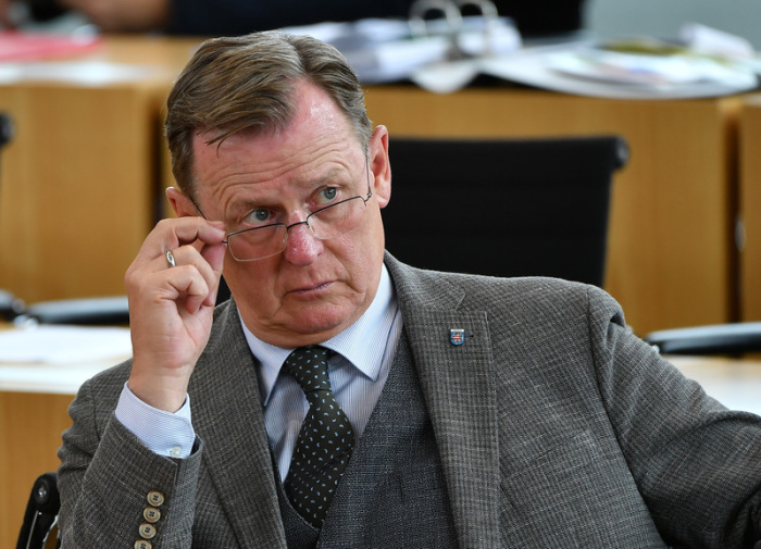 Bodo Ramelow (Die Linke), Ministerpräsident von Thüringen, verfolgt die Debatte während der Landtagssitzung. Foto: Martin Schutt/Zb/dpa