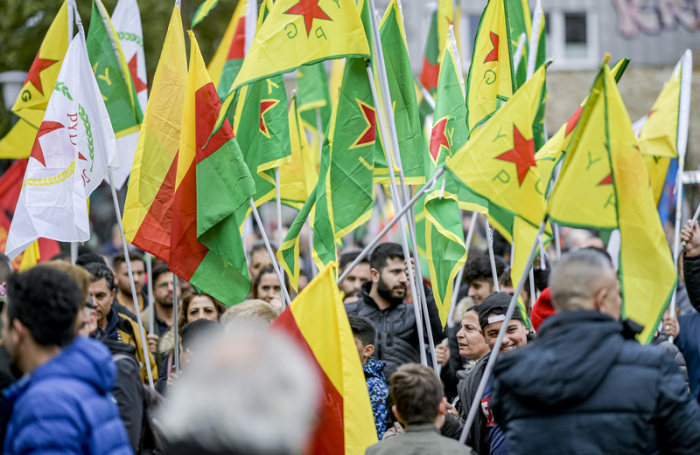 Teilnehmer einer Demonstration der Kurden schwenken Fahnen der YPG (kurdisch: Volksverteidigungseinheiten) und protestieren gegen den Einmarsch türkischer Truppen in syrischen Kurdengebieten. Foto: Axel Heimken/Dpa