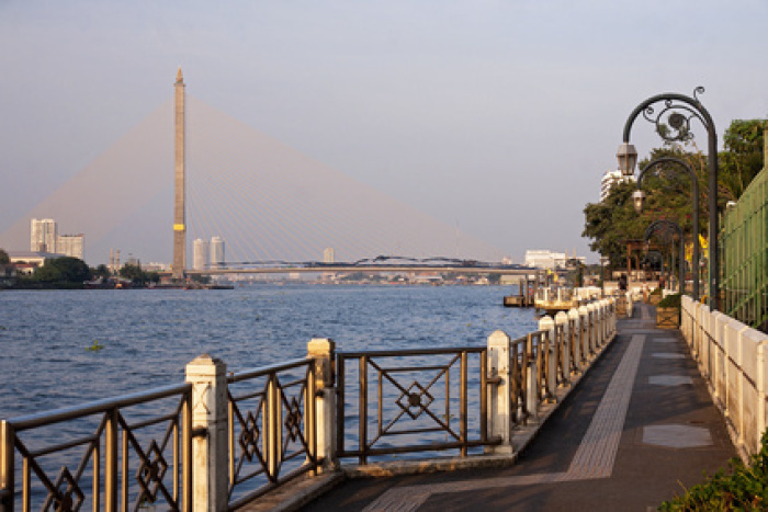 Fußwege am Chao-Phraya-Ufer