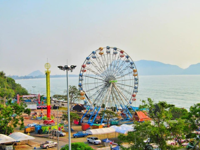 Der Rote-Kreuz-Jahrmarkt befindet sich in reizvoller Lage direkt am Meer. Foto: Tourism Authority of Thailand