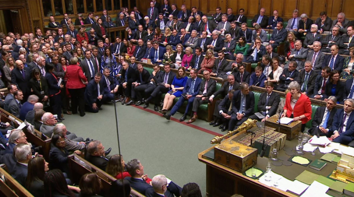 Theresa May (r), Premierministerin von Großbritannien, spricht nach der Abstimmung im Unterhaus. Foto: House Of Commons/Pa Wire/dpa