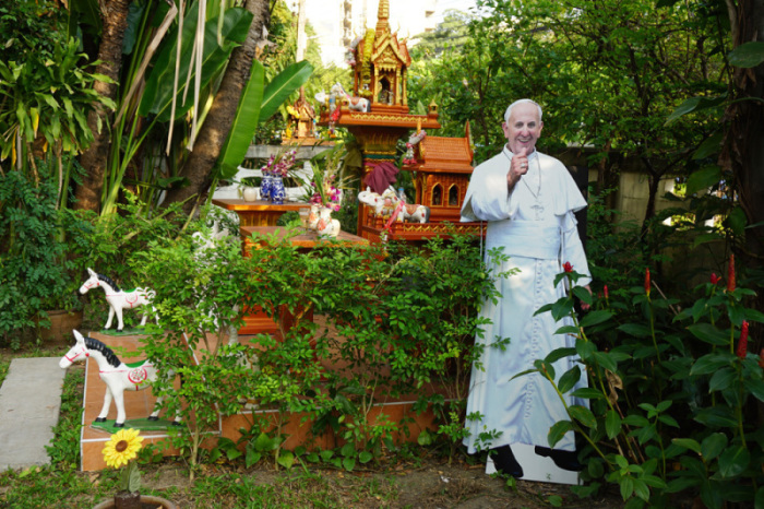 Seit 350 Jahren leben Christen und Buddhisten in Thailand harmonisch miteinander. Papst Franziskus will im November das Königreich besuchen. Fotos: Lenz