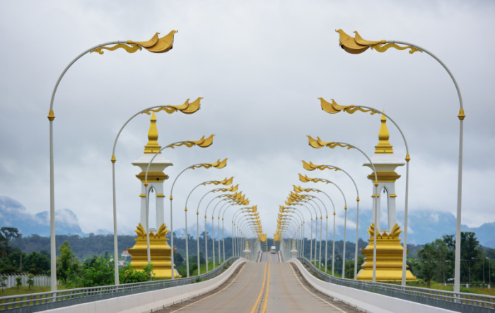 Die thailändisch-laotische Freundschaftsbrücke über den Mekong in Nakhon Phanom dient der Völkerverbindung. Foto: K.Decha / Fotolia.com