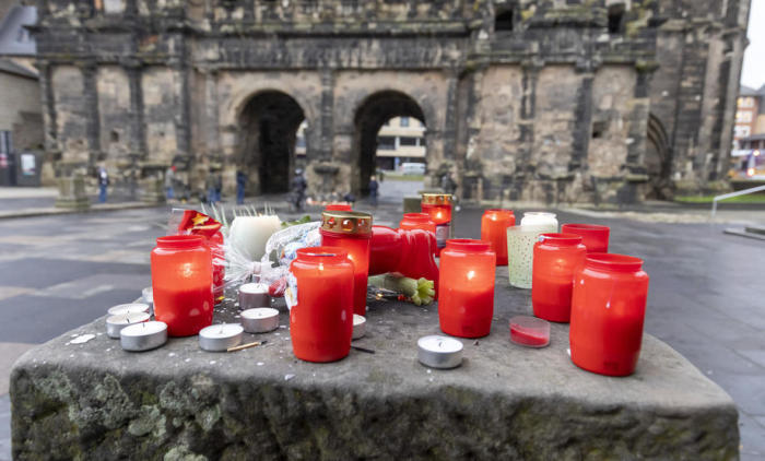 Kerzen und Botschaften werden nach einem tödlichen Zwischenfall an der Porta Nigra in Trier aufgestellt. Foto:epa/Ronald Wittek
