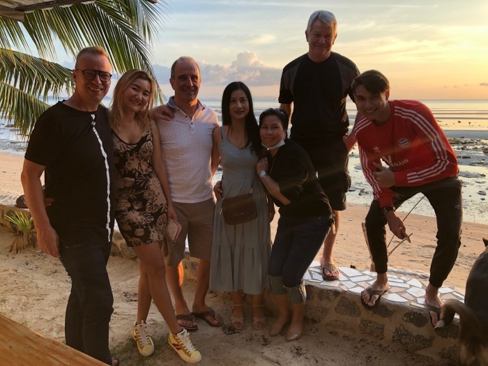 Im Strandlokal in Ban Makham auf Koh Samui waren Markus Hofbauer und seine Freunde die einzigen Gäste und genossen den spektakulären Sonnenuntergang.