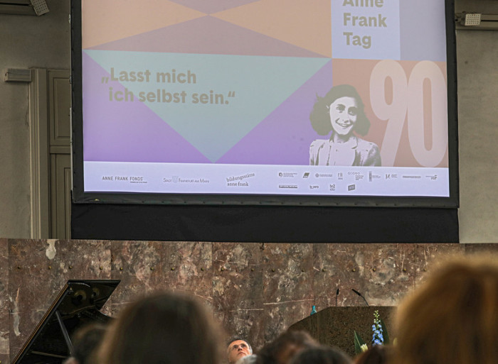 Gäste nehmen an der Gedenkfeier zum 90. Geburtstag von Anne Frank in der Paulskirche teil. Foto: epa/Armando Babani