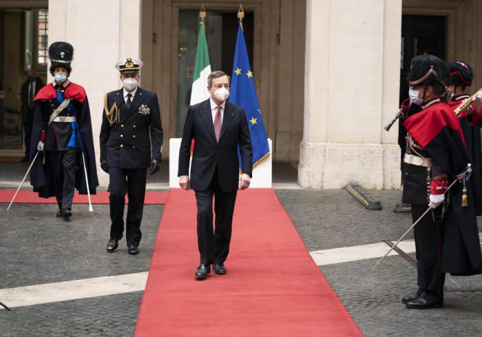 Der Präsidentschaftspalast von Chigi zeigt Premierminister Mario Draghi (C). Foto: epa/Filippo Attili Handout