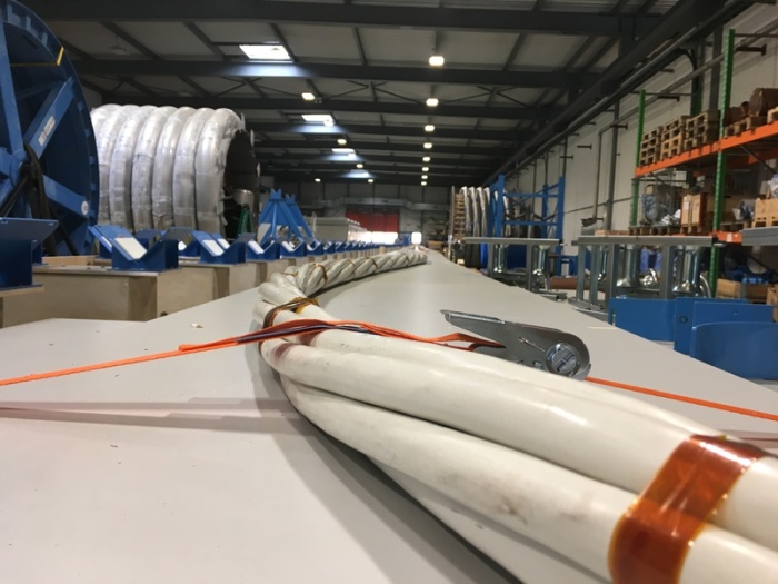  Völlig neu entwickelte Kabel liegen in einer Werkstatt der Europäischen Organisation für Kernforschung (Cern). Foto: Christiane Oelrich/Dpa