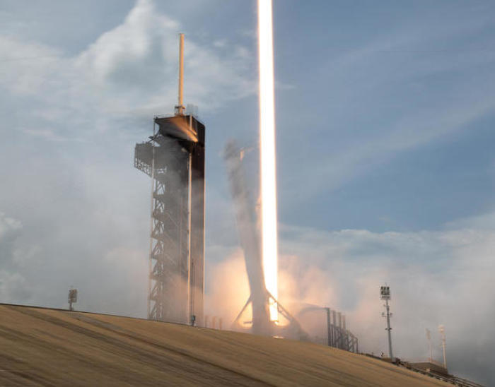 Eine SpaceX Falcon 9-Rakete mit dem Raumschiff Crew Dragon auf der SpaceX Demo-2-Mission der NASA ist zur Internationalen Raumstation mit NASA-Astronauten gestartet. Foto: epa/Bill Ingalls