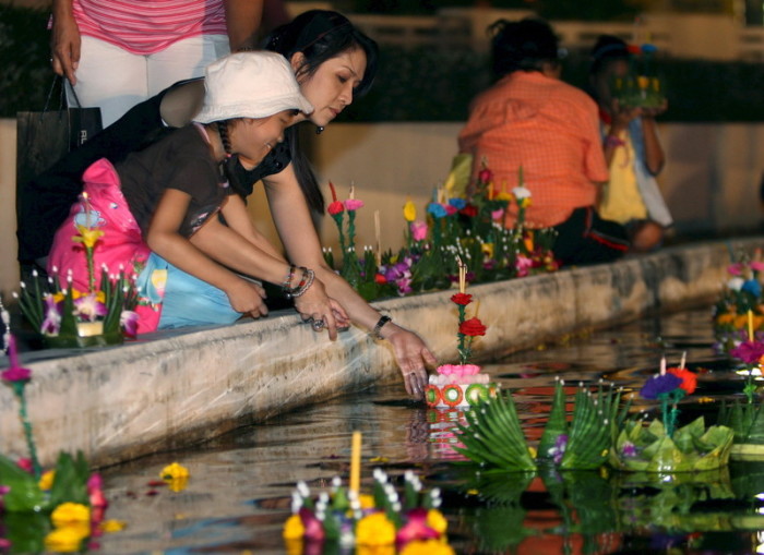 An Loy Krathong werden an den Seen, Flüssen und Kanälen des Landes die Krathongs ins Wasser gesetzt. Foto: epa/Narong Sangnak