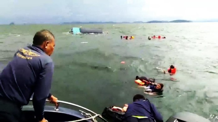 Rettungskräfte waren schnell zur Stelle bargen die in Seenot geratenen Touristen. Foto: Thai Rath
