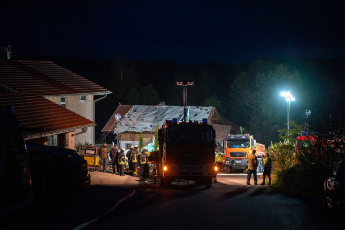Einsatzkräfte der Feuerwehr, des THW und der Polizei sind nach einer Explosion eines Wohnhauses im Einsatz. Die Suche nach zwei Vermissten Personen geht weiter. Foto: Lino Mirgeler/Dpa