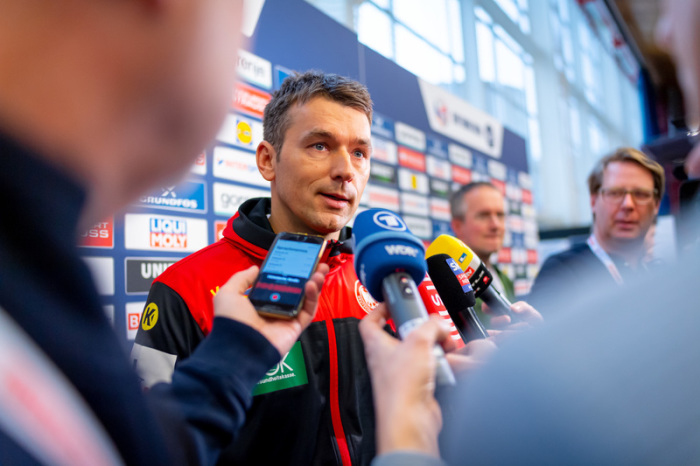 Bundestrainer Christian Prokop (M) von Deutschland beantwortet Fragen von Journalisten bei einer Medienrunde. Foto: Sascha Klahn/Dpa